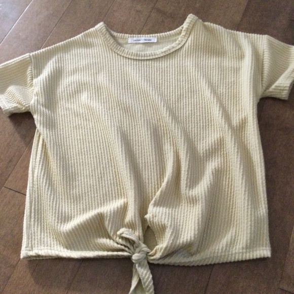 Light yellow textured tee shirt with a tie front - Picture 1 of 3